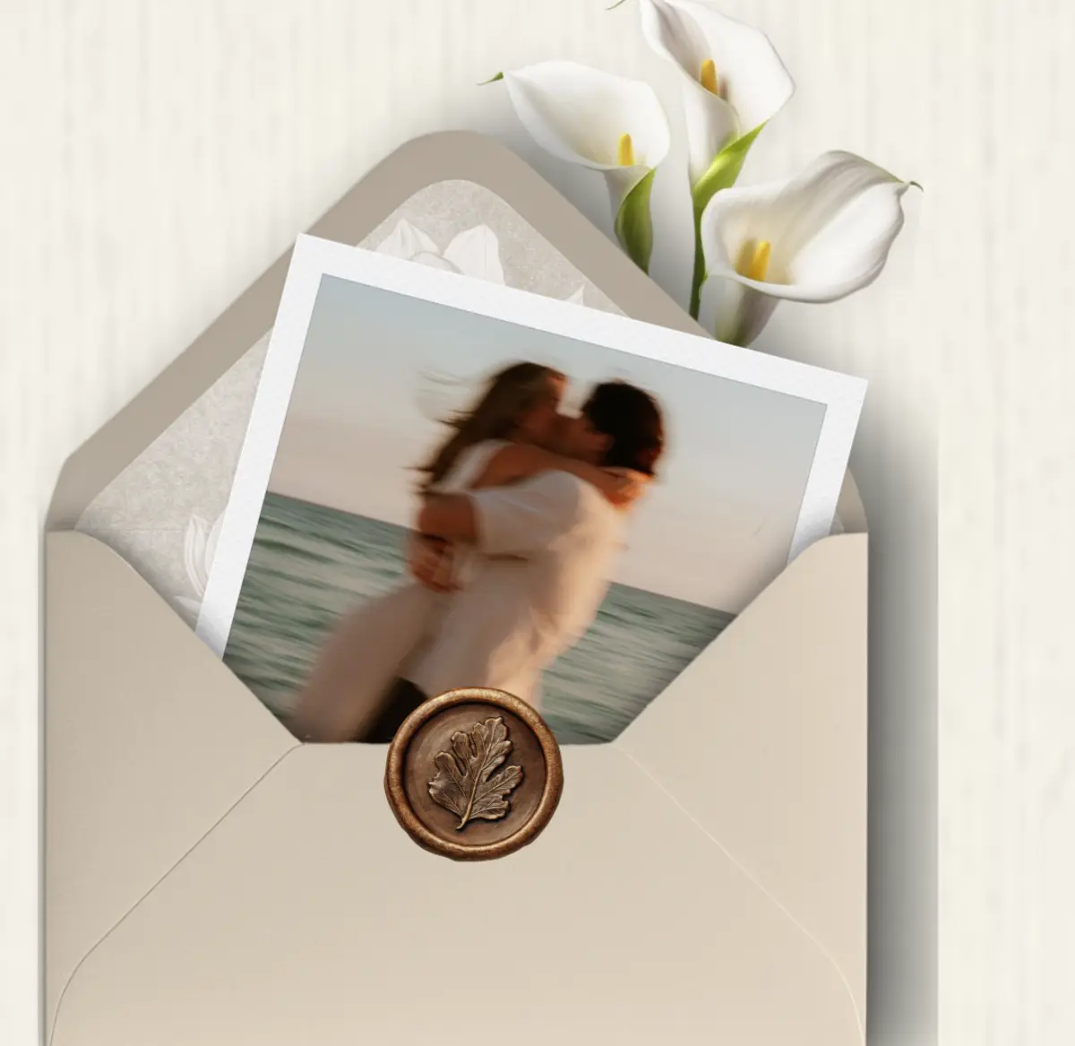 Sobre de invitación con calas blancas y una fotografía
